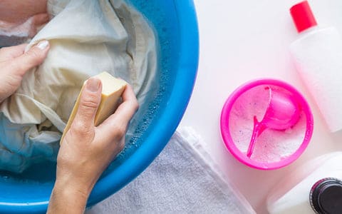 Comment enlever une tache de bougie sur une nappe