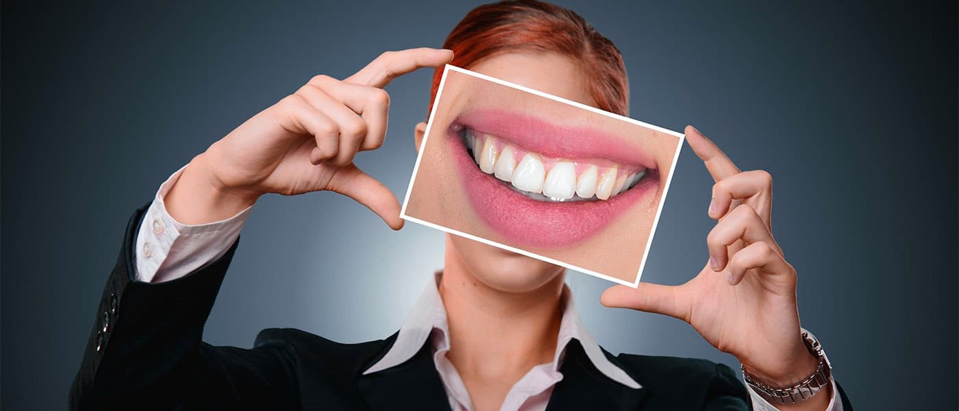 Dents pas lisses : causes et solutions pour un sourire parfait